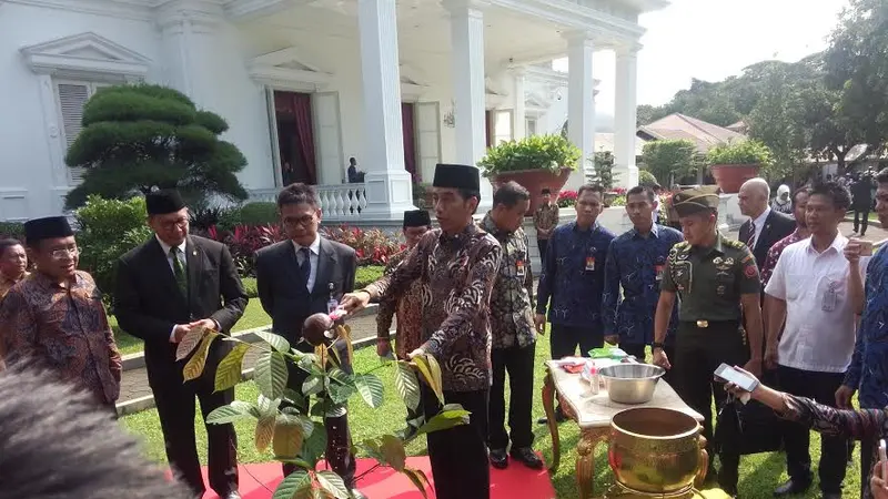 Presiden Jokowi menyiram pohon Kayu Besi yang ditanam Raja Salman