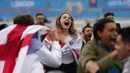 Suporter Inggris merayakan gol Inggris ke gawang Jerman saat menonton pertandingan putaran 16 besar Euro 2020 dari zona penggemar di Trafalgar Square, London, Inggris, Selasa (29/6/2021). Inggris menang 2-0. (AP Photo/Matt Dunham)