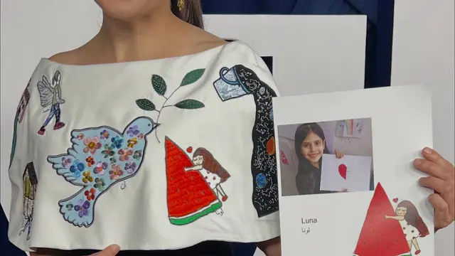 Potret YouTuber Ms. Rachel Curi Atensi Pakai Gaun Upcycle Berhias Gambar Karya Anak-anak Gaza di Glamour Women of the Year 2025