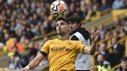 Gelandang Wolverhampton Wanderers, Pedro Neto berusaha mengontrol bola saat menghadapi Liverpool pada laga pekan kelima Premier League 2023/2024 di Molineux Stadium, Wolverhampton, Sabtu (16/9/2023) malam WIB. (AP Photo/Rui Vieira)