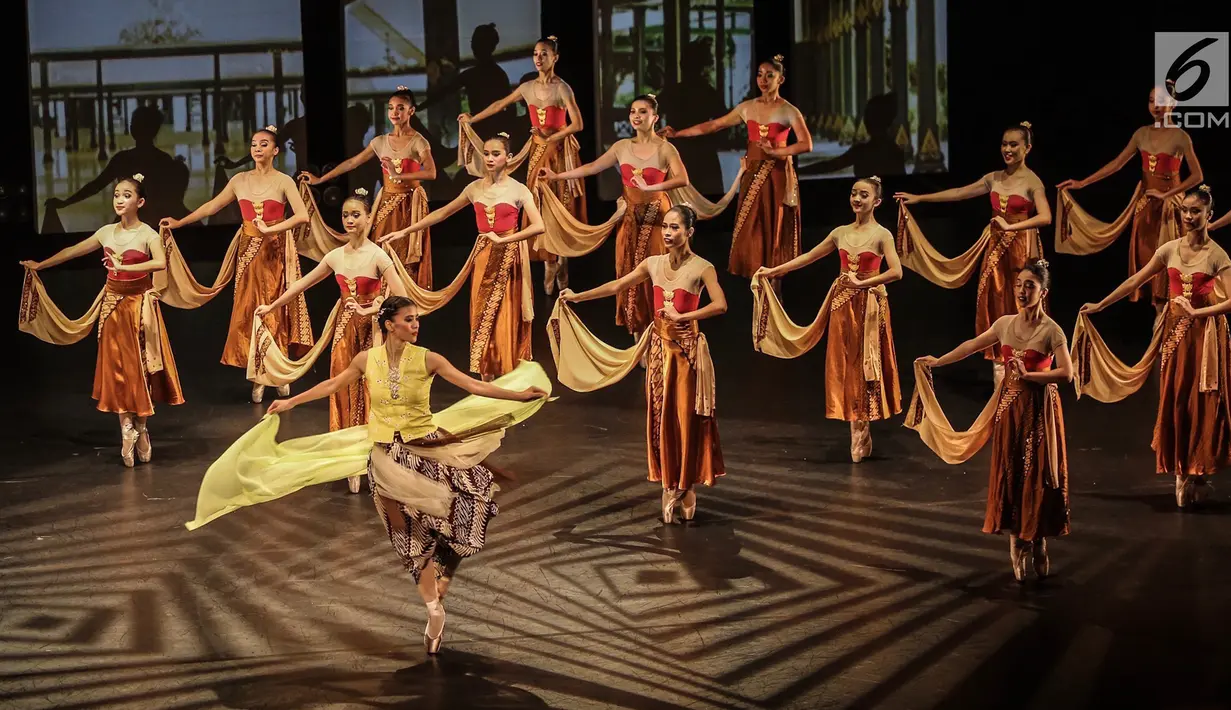 Pebalet Namarina Youth Dance (NYD) mementaskan karya bertajuk Anantari di Teater Jakarta, Taman Ismail Marzuki, Jakarta, Jumat (23/11). NYD yang berdiri pada tahun 2006 telah menghasilkan 12 karya pementasan. (Liputan6.com/Fery Pradolo)