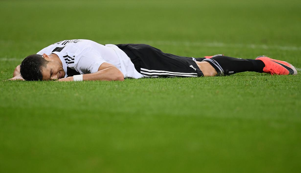 9. Bintang Juventus, Cristiano Ronaldo, terjatuh karena kesakitan setelah ditekel saat laga Serie A Italia melawan AC Milan. (AFP/Marco Bertorello)