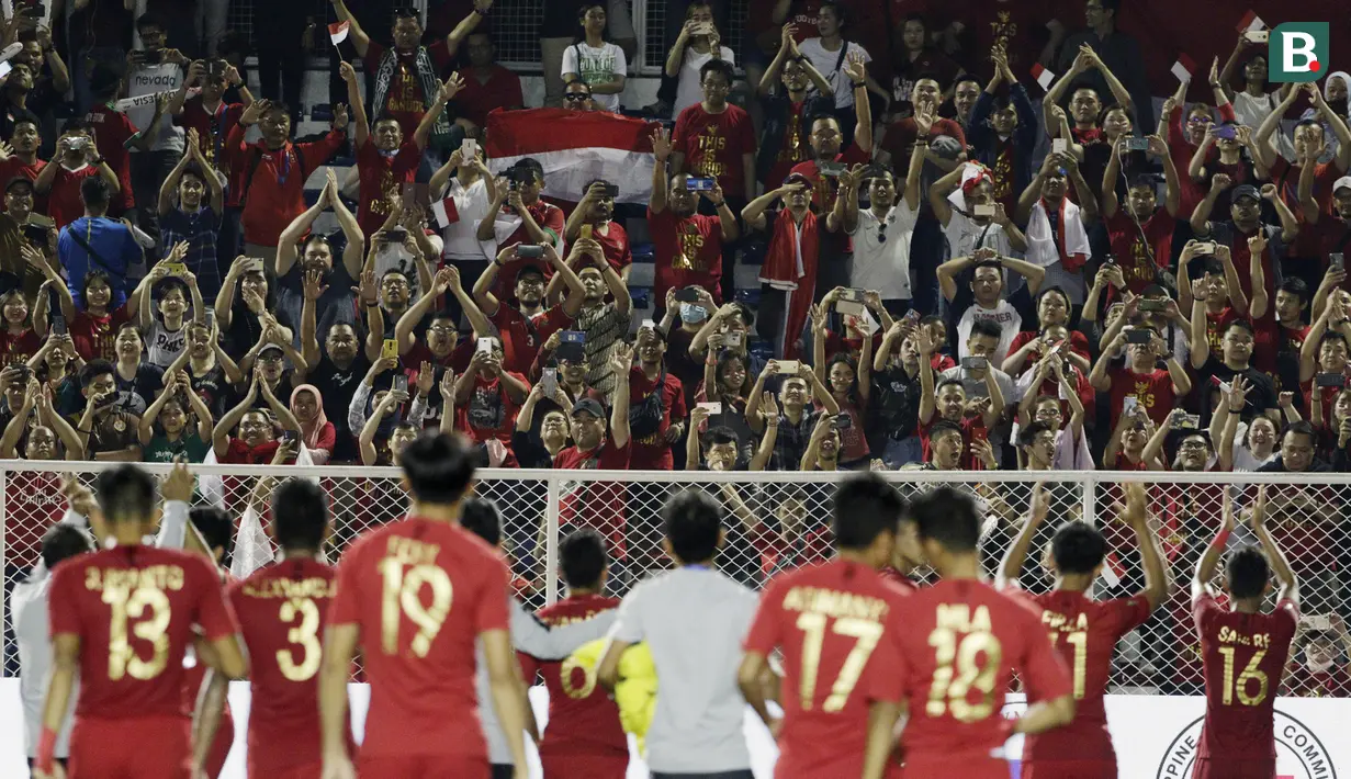 Para pemain dan official Timnas Indonesia U-22 merayakan kemenangan atas Myanmar U-22 pada semifinal SEA Games 2019 di Stadion Rizal Memorial, Manila, Sabtu (7/12). Indonesia menang 4-2 atas Myanmar. (Bola.com/M Iqbal Ichsan)