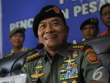 Panglima TNI Jenderal Moeldoko datangi Lanud Iskandar, Pangkalan Bun, Kalteng, Selasa (6/1/2015). (Liputan6.com/Herman Zakharia)