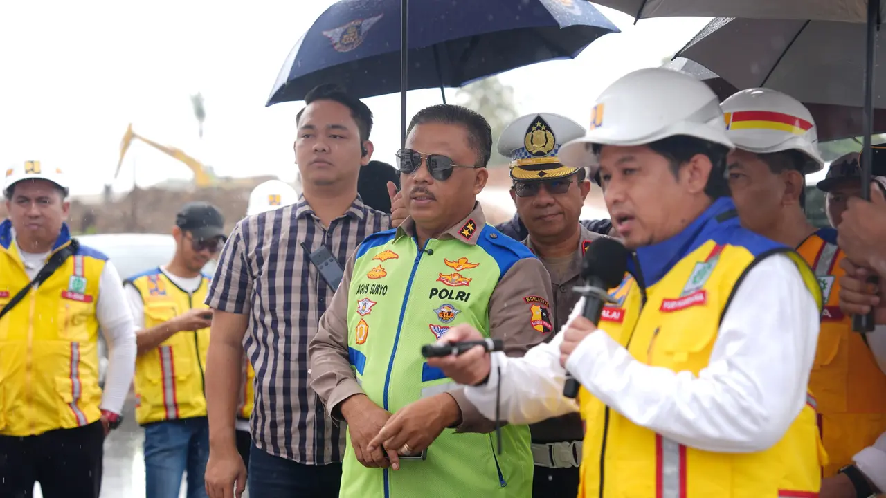 Kepala Korps Lalu Lintas (Kakorlantas) Polri Irjen Agus Suryonugroho meninjau langsung ruas tol Balikpapan–Samarinda, Kalimantan Timur (Kaltim).