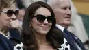 Kate Middleton saat menyaksikan pertandingan antara Andy Murray melawan Alexander Bublik pada babak pertama Wimbledon di London, Inggris (3/7). Kate Middleton tampil modis dengan dress polkadot dan kaca mata hitam. (AFP Photo/Adrian Dennis)