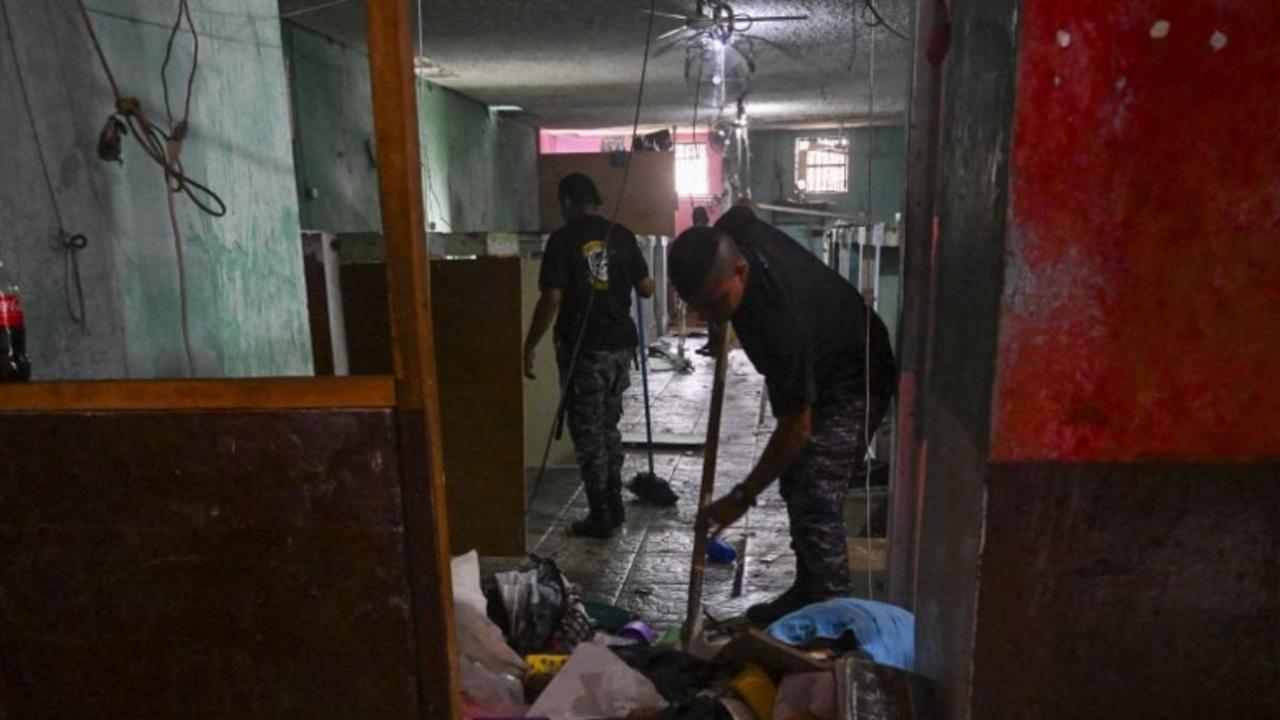 Penjaga lembaga pemasyarakatan melakukan penggeledahan dan pembongkaran penjara "El Infiernito" di Escuintla, Guatemala, pada 2 Juni 2024. Foto: JOHAN ORDONEZ / AFP<br>