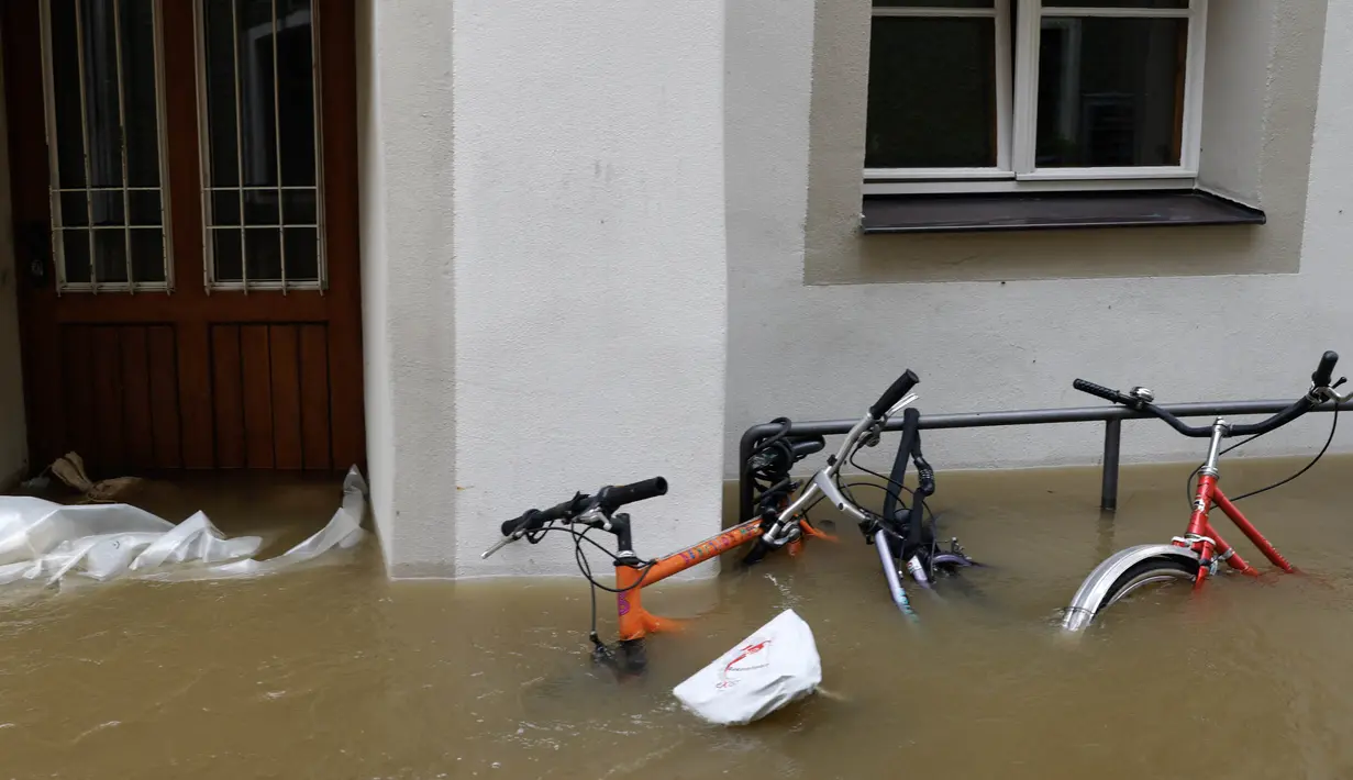 Ribuan orang telah meninggalkan rumah mereka sejak hujan deras mulai turun pada hari Jumat (31/5/2024). (Michaela STACHE/AFP)