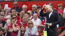 Pelatih Manchester United, Erik ten Hag, mengusap kepala saat MU ditaklukkan Brighton and Hove Albion pada laga Liga Inggris di Stadion Old Trafford, Minggu (07/08/2022). (AP/Dave Thompson)