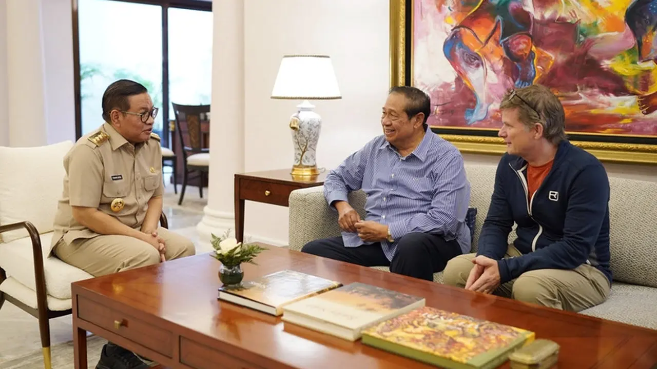 Gubernur DKI Jakarta, Pramono Anung menghadiri kegiatan melukis Monas bersama Presiden RI ke-6, Susilo Bambang Yudhoyono, pelukis Jerman Christopher Lehmpfuhl, dan SBY Art Community di Grha Ali Sadikin, Balai Kota DKI Jakarta, Selasa (29/7) (beritajakarta