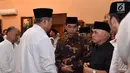 Presiden ke-6 RI Susilo Bambang Yudhoyono (kiri) berbincang dengan Presiden Joko Widodo atau Jokowi dan politikus PAN Hatta Rajasa saat menerima kedatangan jenazah sang istri Ani Yudhoyono di Puri Cikeas, Bogor, Sabtu (1/6/2019). (Liputan6.com/Pool/Biro Pers Setpres)