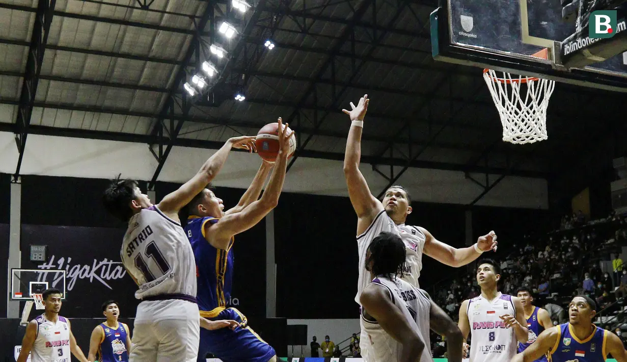 Pebasket Satria Muda Pertamina, Laurentius Steven Oei (kedua kiri) dihadang pebasket Rans PIK Basketball, Althof Dwira Satrio, pada laga IBL 2022 di Hall Basket GBK, Jakarta, Rabu (19/01/2022). Satria Muda menang dengan skor 64-32. (Bola.com/M Iqbal Ichsan)