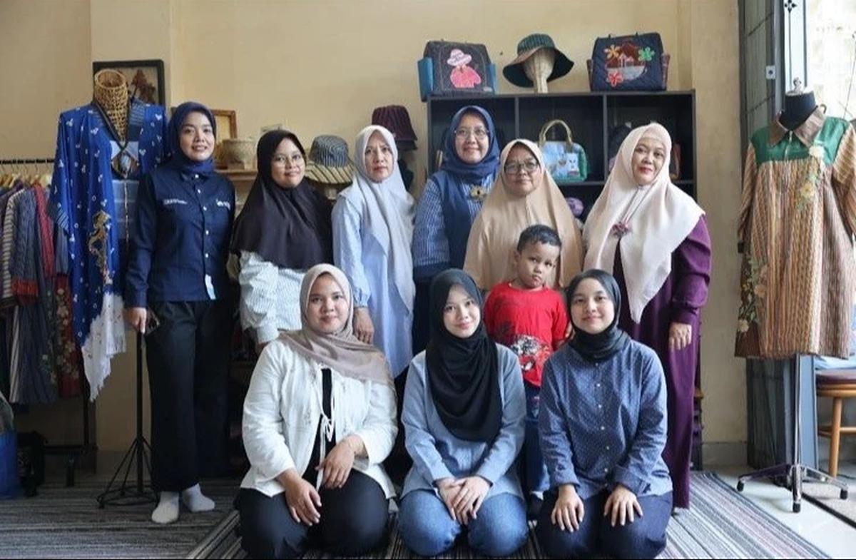 Peni Budi Astuti mulai merintis kegiatan pelatihan manik-manik gratis di Malang. Dari pengalaman itu, ia kemudian mendirikan diOpeni, UMKM tenun lurik