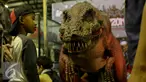 Mainan dinosaurus berukuran besar dipajang di salah satu sudut di Toys Fair 2015 di Balai Kartini, Jakarta, Minggu (16/8/2015). Pameran ini menampilkan 250 booth, mulai dari komik hingga perlengkapan cosplay. (Liputan6.com/Faizal Fanani)