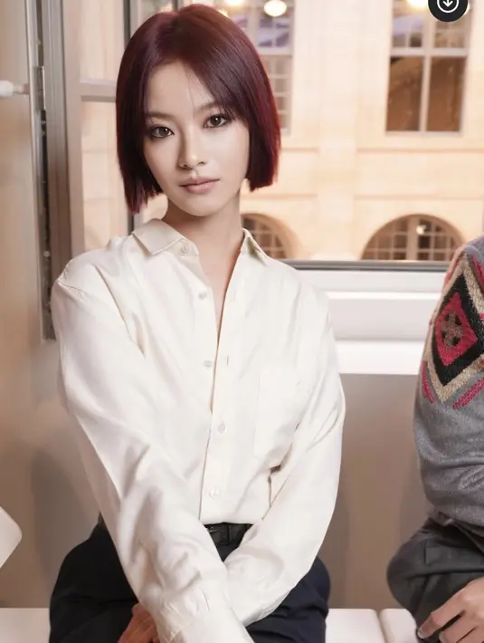 <p>Merek ini selalu terasa begitu bersemangat bagi saya. Saya tertarik dengan desainnya yang penuh warna dan autentik. Saya sangat senang dapat mengeksplorasi ekspresi diri melalui mode bersama Miu Miu."</p>