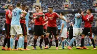Para pemain Manchester United dan Manchester City terlibat adu mulut pada lanjutan Liga Inggris pekan ke-31 di Stadion Etihad, Manchester; Minggu (20/3/2016). (AFP/Oli Scarff)