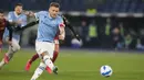 Penyerang Lazio, Ciro Immobile saat mencetak gol lewat titik penalti ke gawang Venezia pada pertandingan Liga Serie A Italia di Stadion Olimpiade Roma, di Roma, Italia, Selasa (15/3/2022). Hasil tersebut membawa Lazio naik ke posisi lima klasemen dengan 49 poin. (AP Photo/Andrew Medichini)