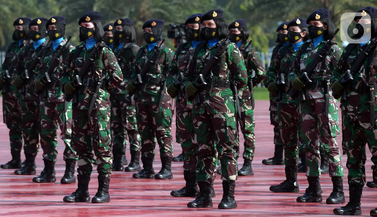 Prajurit wanita TNI saat apel bersama dalam rangka peringatan Hari Kartini 2021 di Mabes TNI, Cilangkap, Jakarta Timur, Rabu (21/4/2021). Apel ini bertema "Dilandasi Semangat Kesatria dan Profesionalisme Prajurit Wanita TNI Tetap Produktif Di tengah Pandemi COVID-19. (merdeka.com/Imam Buhori)