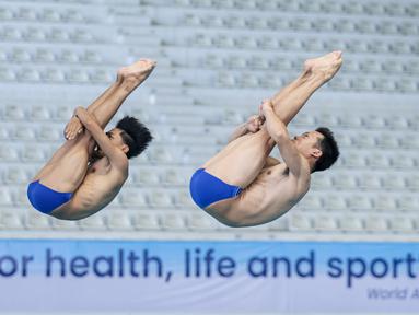 Penampilan pasangan Andriyan (kanan) dan M. Yudha Prasetyo dalam nomor papan lompat indah putra Indonesia Open Aquatic Championships 2025 (IOAC 2025) di Stadion Akuatik GBK, Senayan, Jakarta, Selasa (25/11/2025). (Bola.com/Bagaskara Lazuardi)