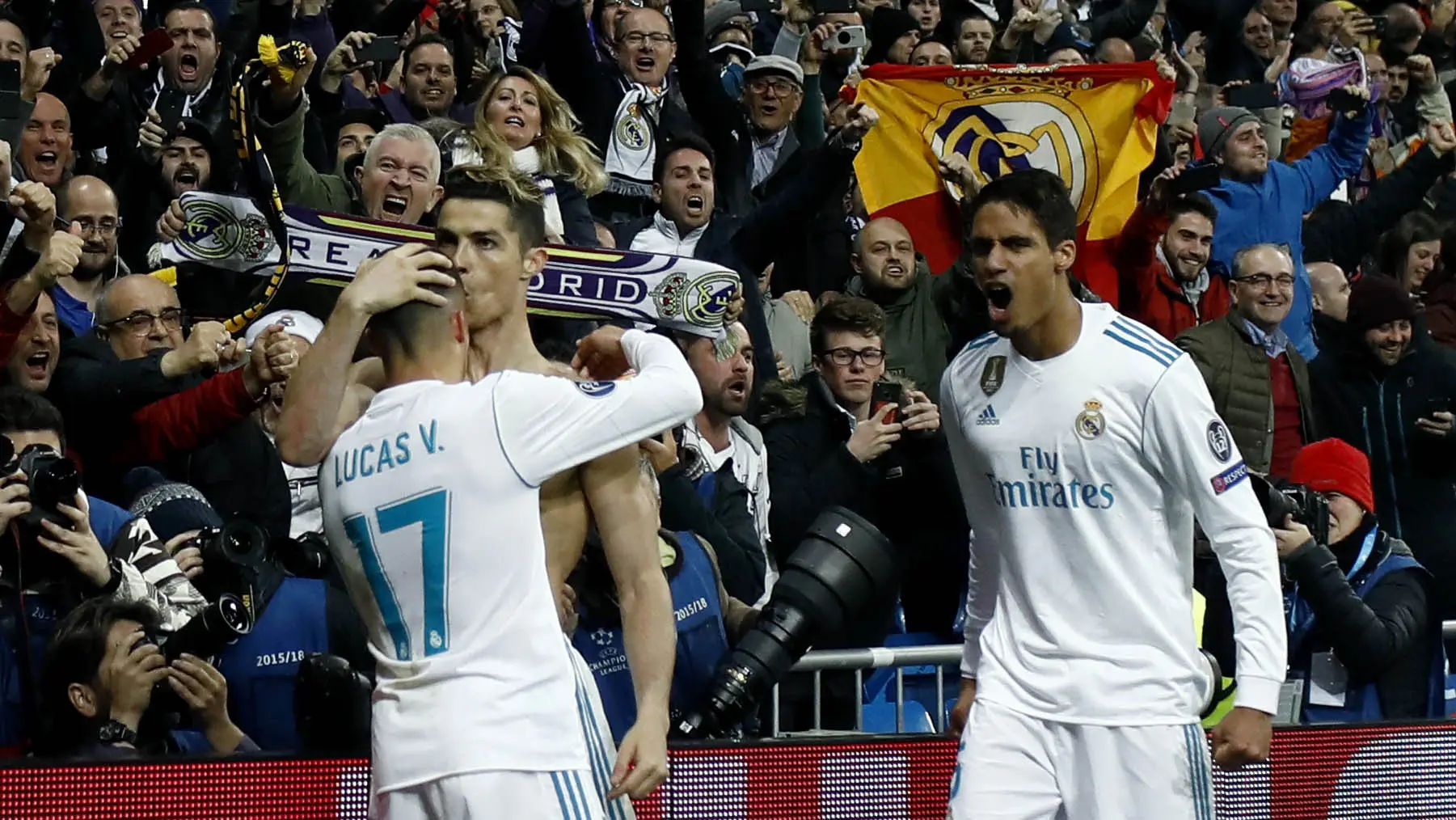 Striker Real Madrid, Cristiano Ronaldo, melakukan selebrasi bersama Lucas Vazquez usai mencetak gol ke gawang Juventus pada laga Liga Champions di Stadion Santiago Bernabeu, Rabu (11/4/2018) (AFP/Oscar Del Pozo)