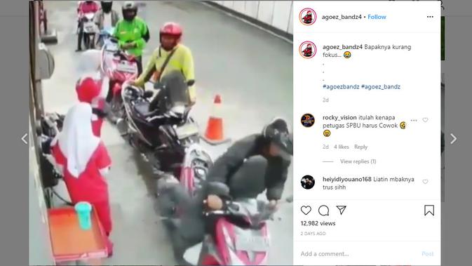 Akun Instagram @agoez_bandz4 memperlihat kejadian lucu karena pengendara lupa menutup jok motor setelah mengisi BBM.