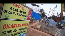 Warga dua RT di Kelurahan Cipinang Cimpedak yang berbatasan langsung dengan proyek pengeboran untuk sodetan Ciliwung-BKT mengeluhkan gangguan yang ditimbulkan proyek tersebut (Liputan6.com/Faizal Fanani)