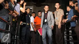 Bupati Empat Lawang Budi Antoni Aljufri keluar dari gedung KPK usai menjalani pemeriksaan, Jakarta, Senin (6/7/2015). Budi resmi ditahan bersama istrinya karena diduga menyuap mantan Ketua MK, Akil Mochtar. (Liputan6.com/Helmi Afandi)