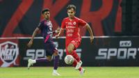 Pemain Persija Jakarta, Rezaldi Hehanusa (kanan) berusaha melewati pemain Rans Nusantara FC, Alfin Tuasalamony, pada laga persahabatan di Stadion Wibawa Mukti, Cikarang, Sabtu (16/7/2022). (Bola.com/Bagaskara Lazuardi)
