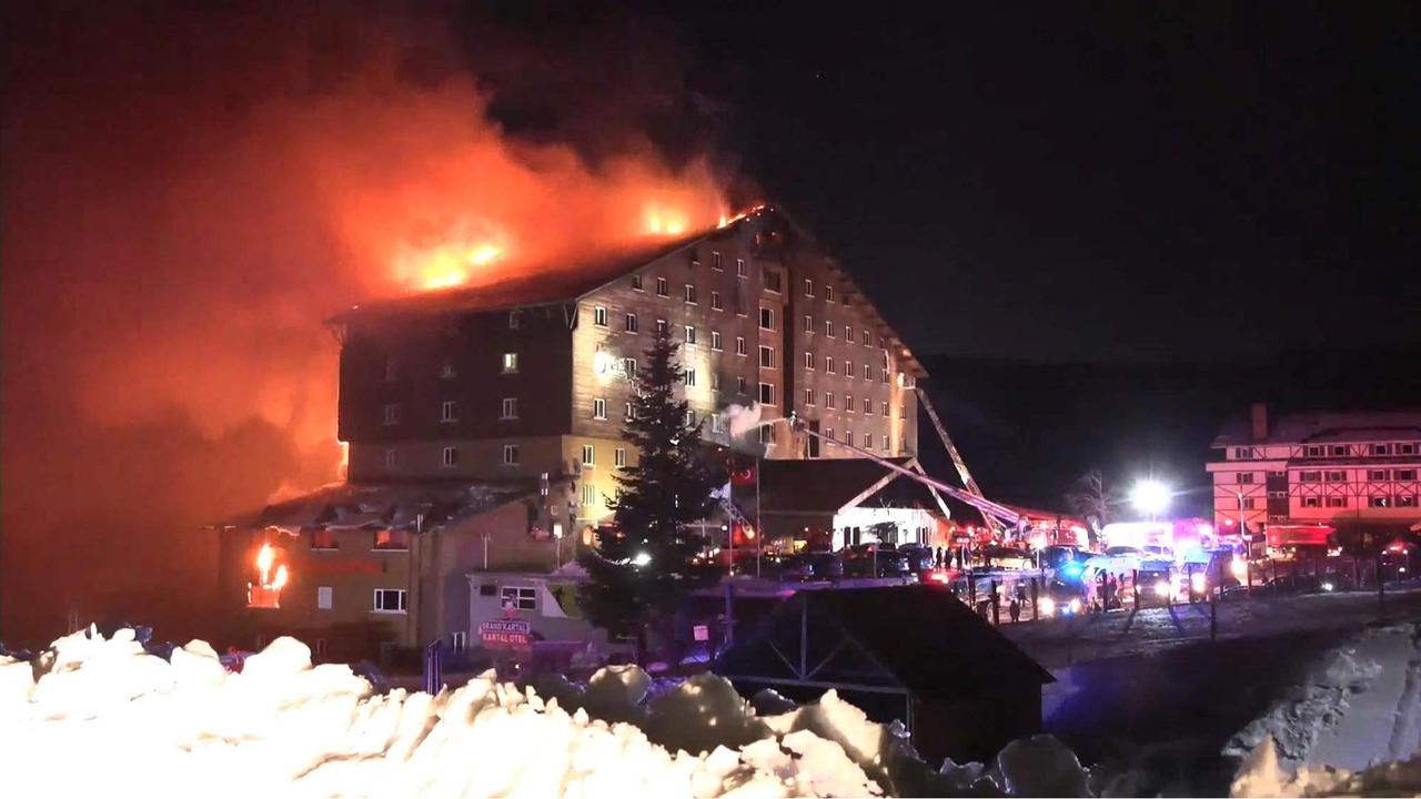 Kebakaran hotel di resor ski Turki