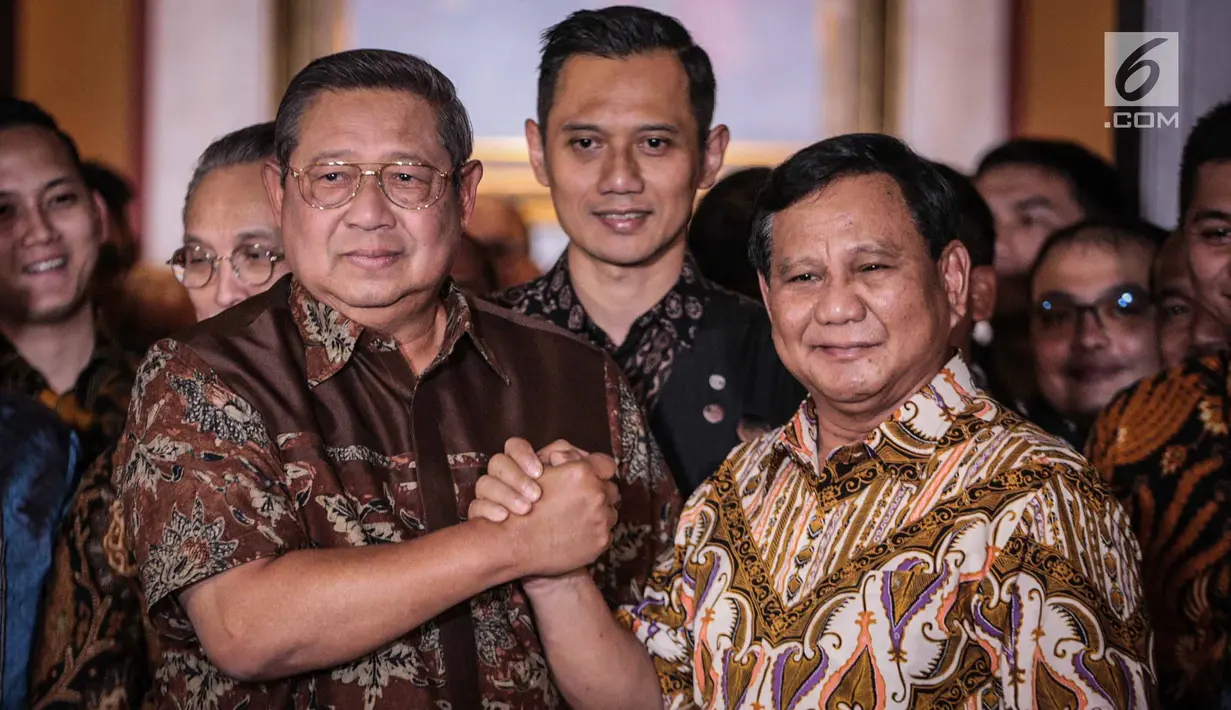 Ketum Partai Demokrat Susilo Bambang Yudhoyono (kiri) salam komando dengan capres nomor urut 02 Prabowo Subianto usai menggelar pertemuan di kawasan Mega Kuningan, Jakarta, Jumat (21/12). Pertemuan membahas Pemilu 2019. (Liputan6.com/Faizal Fanani)