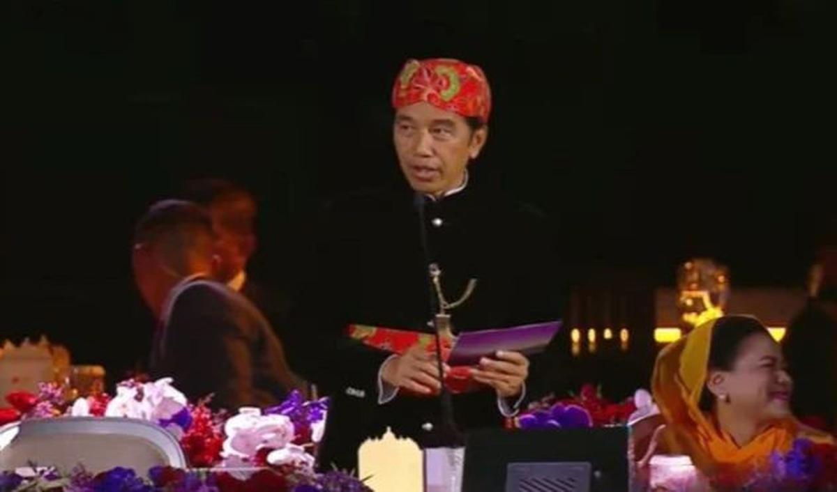 "Selamat datang di Gala Dinner KTT ASEAN ke-43. Saya tahu ini hari yang panjang. Kita telah mengadakan enam KTT hari ini. Tapi sekarang, mari kita nikmati malam ini dan rayakan kebersamaan kita, Jadi silakan duduk, santai dan nikmati ”