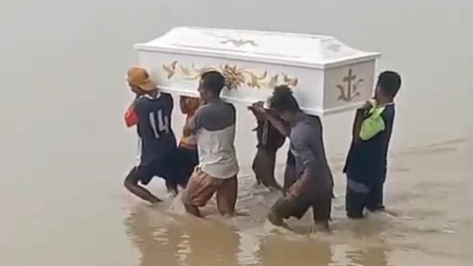 Warga NTT Gotong Peti Jenazah Seberangi Sungai dan Meniti Tebing Curam