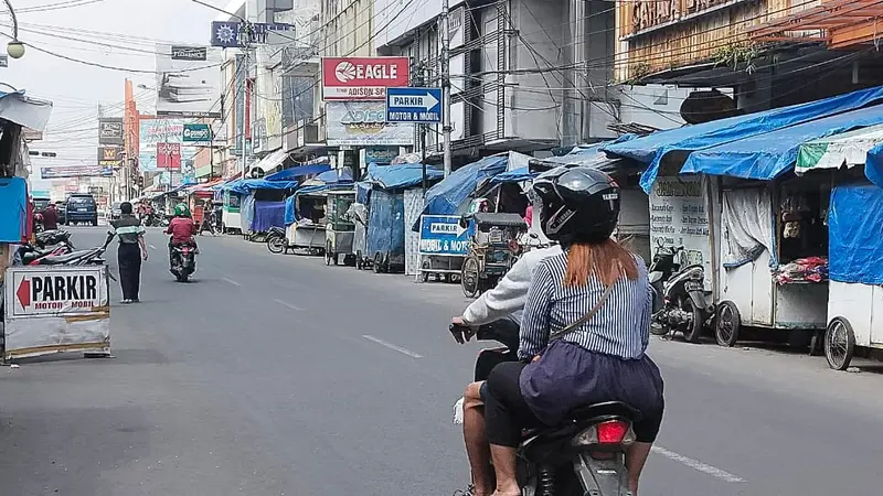 Selain digunakan PKl, kawasan Jalan A. Yani atau Pengkolan Garut, Jawa Barat kerapd iguanakan kegiatan Care Free Day (CFD) oleh masyarakat Garut setiap akhir pekan, namun kini berhenti. (Liputan6.com/Jayadi Supriadin)