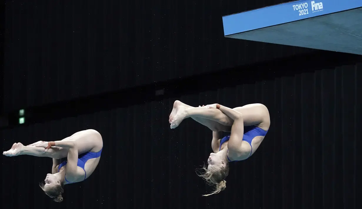 Anne Tuxen dan Helle Tuxen dari Norwegia melakukan loncatan pada babak Final Loncat Indah 10 Meter Putri Sikronisasi di Kejuaraan Dunia Loncat Indah FINA 2021, yang juga merupakan ajang uji coba Olimpiade Tokyo 2020, di Tokyo Aquatics Center, Tokyo, Minggu (2/5/2021). (AP Photo/Eugene Hoshiko)
