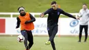 Pemain Inggris, Danny Rose dan Dwight McNeil saat latihan jelang laga kualifikasi Piala Eropa di St George's Park, Selasa (19/3). Inggris akan berhadapan dengan Republik Ceko. (AP/Martin Rickett)