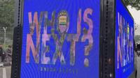 Mobitron tersebut tertulis "Who is Next? Tunggu Besok!", pengumuman Persib Bandung menyusuri berbagai sudut kota, dari Jalan Jakarta hingga Braga, dari Tegalega hingga Taman Lalu Lintas, Selasa (24/6/2025). (Bola.com/Erwin Snaz)