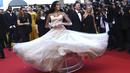 <p>Model kelas dunia Winnie Harlow berpose untuk fotografer setibanya pada pemutaran perdana film 'Elvis' di festival film internasional ke-75, Cannes, Prancis selatan, Rabu (25/5/2022). Winnie Harlow mengenakan gaun ballroom strapless pink dari koleksi Off White FW '22. (Photo by Joel C Ryan/Invision/AP)</p>
