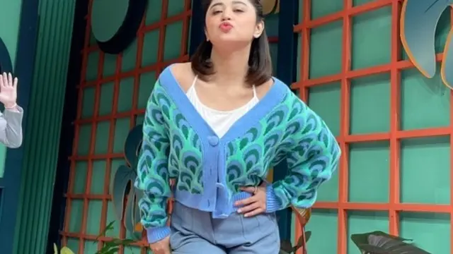 Dewi Perssik (https://www.instagram.com/p/CfX63okBWPW/)