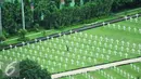 Petugas terlihat membersihkan salah satu makam di Ereveld Menteng Pulo, Jakarta Selatan, Jumat (29/4). Pemakaman tersebut merupakan salah satu dari dua ereveld yang berada di Jakarta. (Liputan6. com/Gempur M Surya)