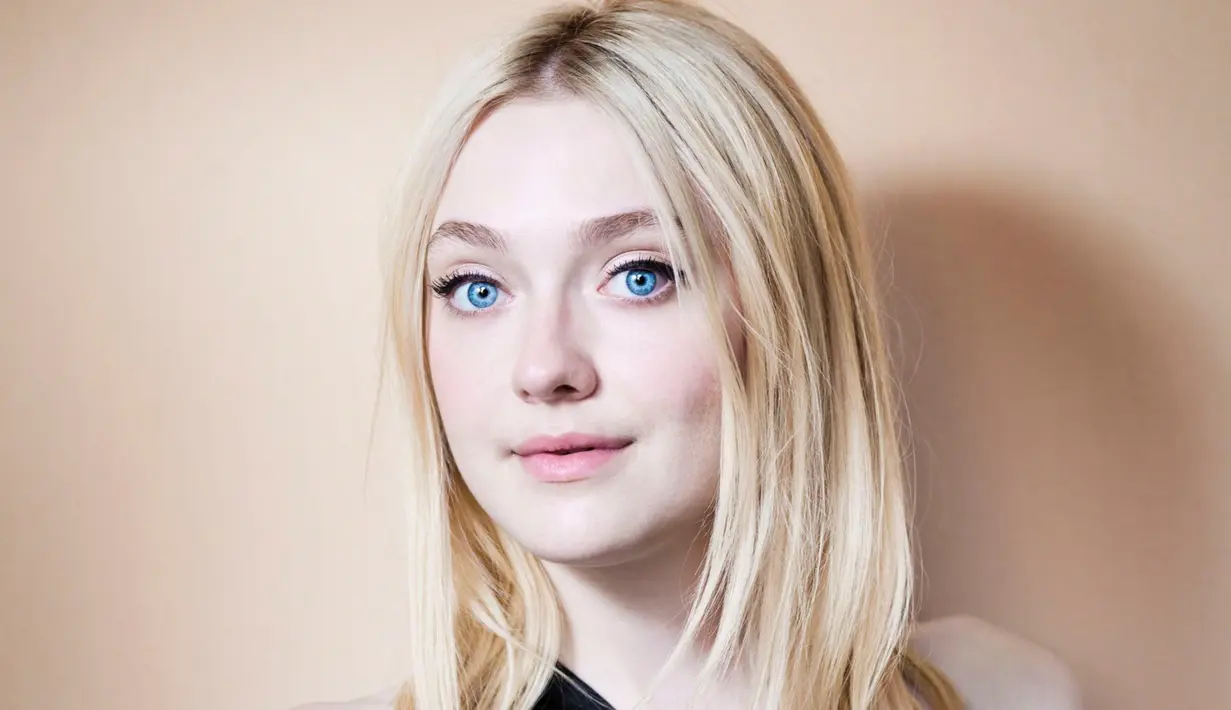 "Ini membuatku terdengar sangat   menakutkan," ujar Dakota seraya   tertawa saat berada di accara Late   Night With Seth Meyers.  (wallpaperscraft)