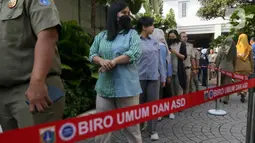 Nampak para ASN berjejer di halaman Balai Kota DKI Jakarta antre untuk bertemu Penjabat (Pj) Gubernur DKI Jakarta Heru Budi Hartono. (Liputan6.com/Herman Zakharia)