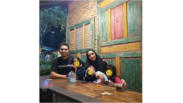 Pernah Jual Toge Goreng Awal Nikah, Ini 6 Potret Bahagia Cholidi Asadil dan Istri