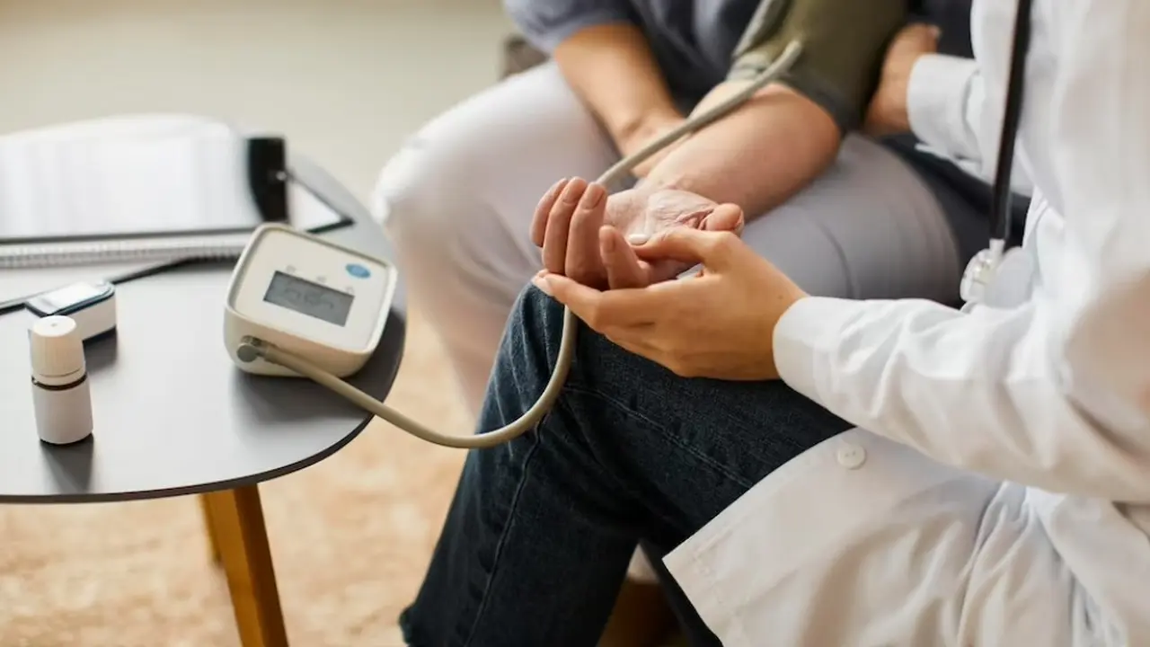Sudah makan tiga obat yang diberikan dokter tapi hipertensi tetap tak terkontrol. Bisa jadi itu merupakan hipertensi resisten. (Foto: Freepik)