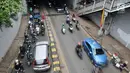 Kendaraan terjebak kemacetan akibat penutup selokan ambles di kolong Manggarai, Jakarta, Kamis (14/3). Amblesnya penutup selokan mempersempit jalan hingga menyebabkan kemacetan. (merdeka.com/Iqbal Nugroho)