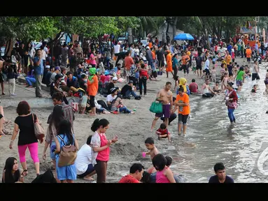 Ribuan pengunjung memenuhi Pantai Ancol pada hari pertama Idul Fitri 1435 Hijriah, Senin (28/7/2014) (Liputan6.com/Andrian M Tunay)