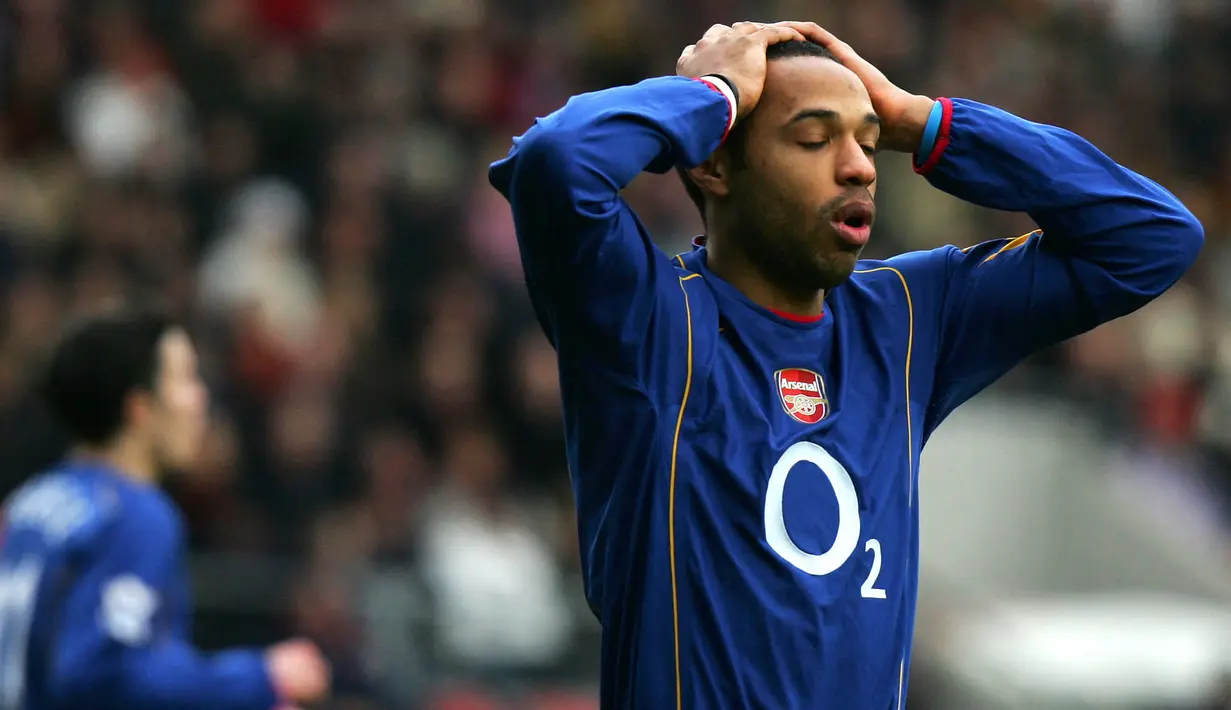 Thierry Henry berjasa membawa Arsenal meraih gelar Liga Inggris 2003/2004 dengan status tak terkalahkan. Henry juga mampu mengemas 42 gol untuk tim dan negaranya. Sayang, gelar Ballon d'Or 2003 malah jatuh kepada Pavel Nedved dari Juventus. (AFP/Adrian Dennis)