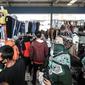 Pengunjung memilih pakaian di Skybridge Pasar Tanah Abang, Jakarta, Rabu (28/4/2021). Pedagang mengaku penjualan meningkat hingga 50 persen dibandingkan bulan sebelumnya. (merdeka.com/Iqbal S. Nugroho)