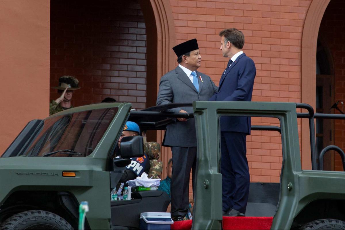 Prabowo dan Presiden Prancis Emmanuel Macron satu helikopter menuju Akmil Magelang