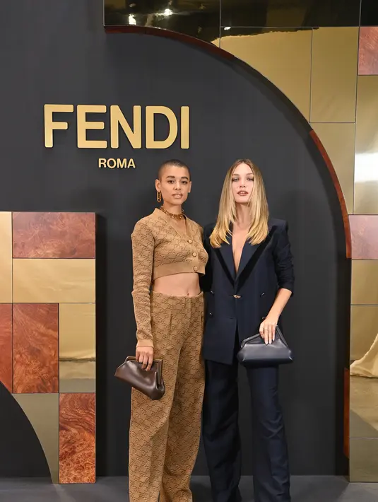 Jordan Alexander dan Maddie Ziegler, tampil menawan dengan aksesori clutch bag. (Foto: Fendi.Dok)