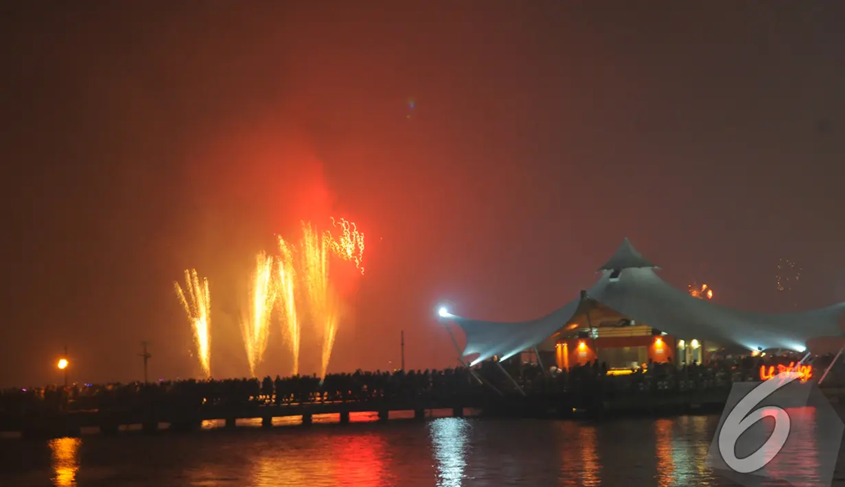 Sejumlah kembang api memancar di kawasan Ancol saat malam pergantian tahun, Jakarta, Kamis (1/1/2015). (Liputan6.com/Faisal R Syam)